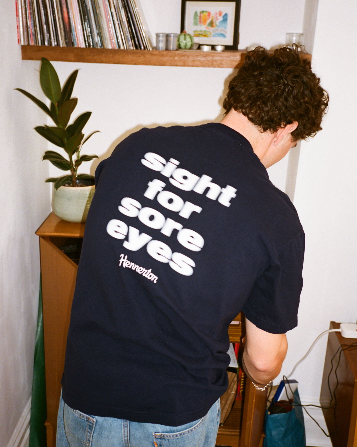 HENNERTON SIGHT FOR SORE EYES TEE: NAVY