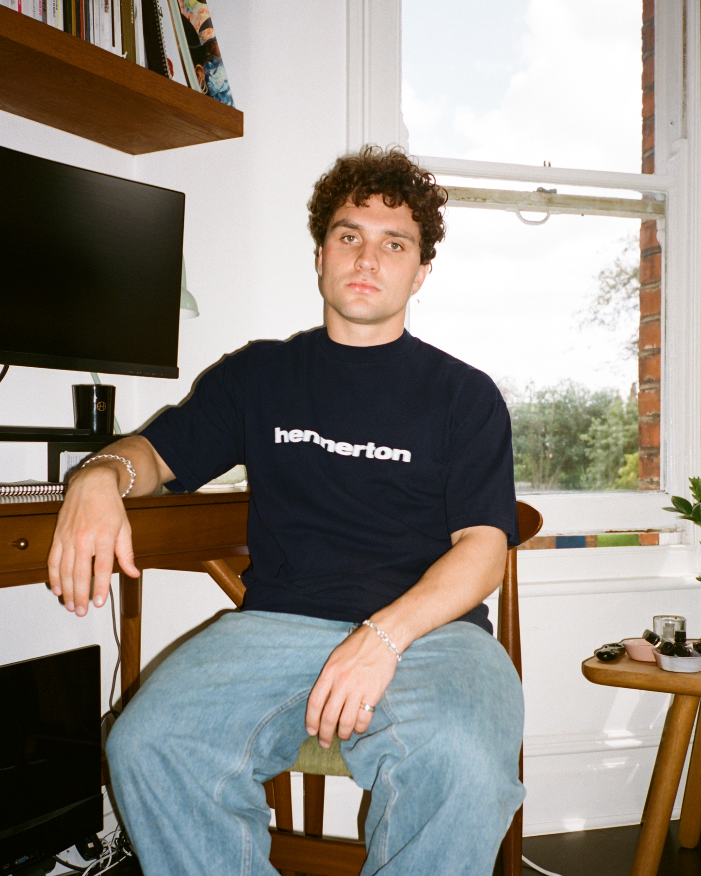 HENNERTON SIGHT FOR SORE EYES TEE: NAVY