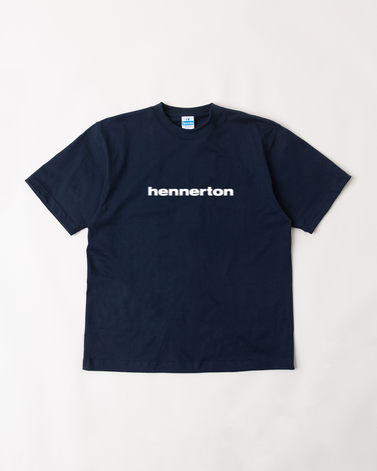 HENNERTON SIGHT FOR SORE EYES TEE: NAVY