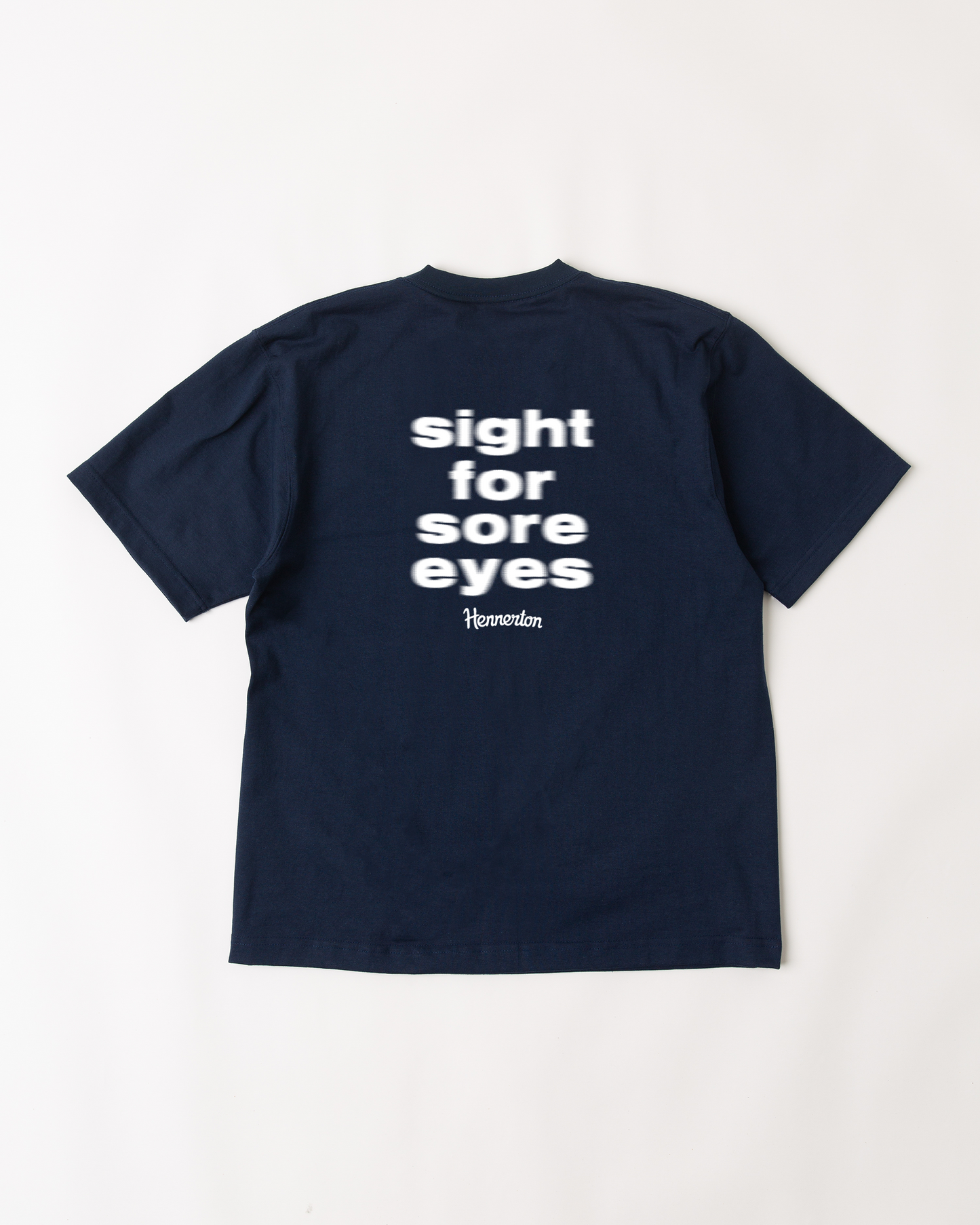 HENNERTON SIGHT FOR SORE EYES TEE: NAVY