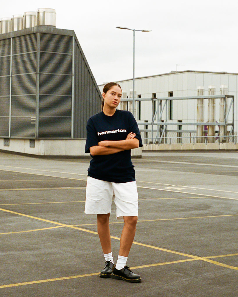 HENNERTON SIGHT FOR SORE EYES TEE: NAVY