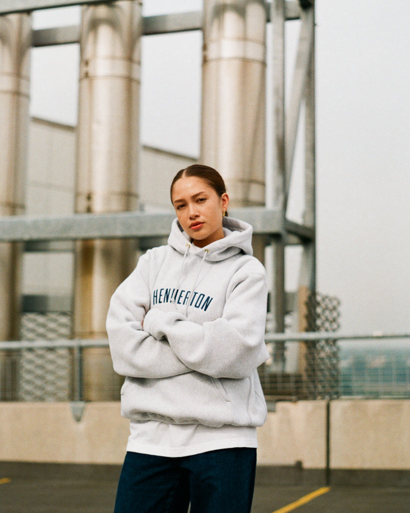 HENNERTON CAMBER ARC LOGO HOODIE: GREY