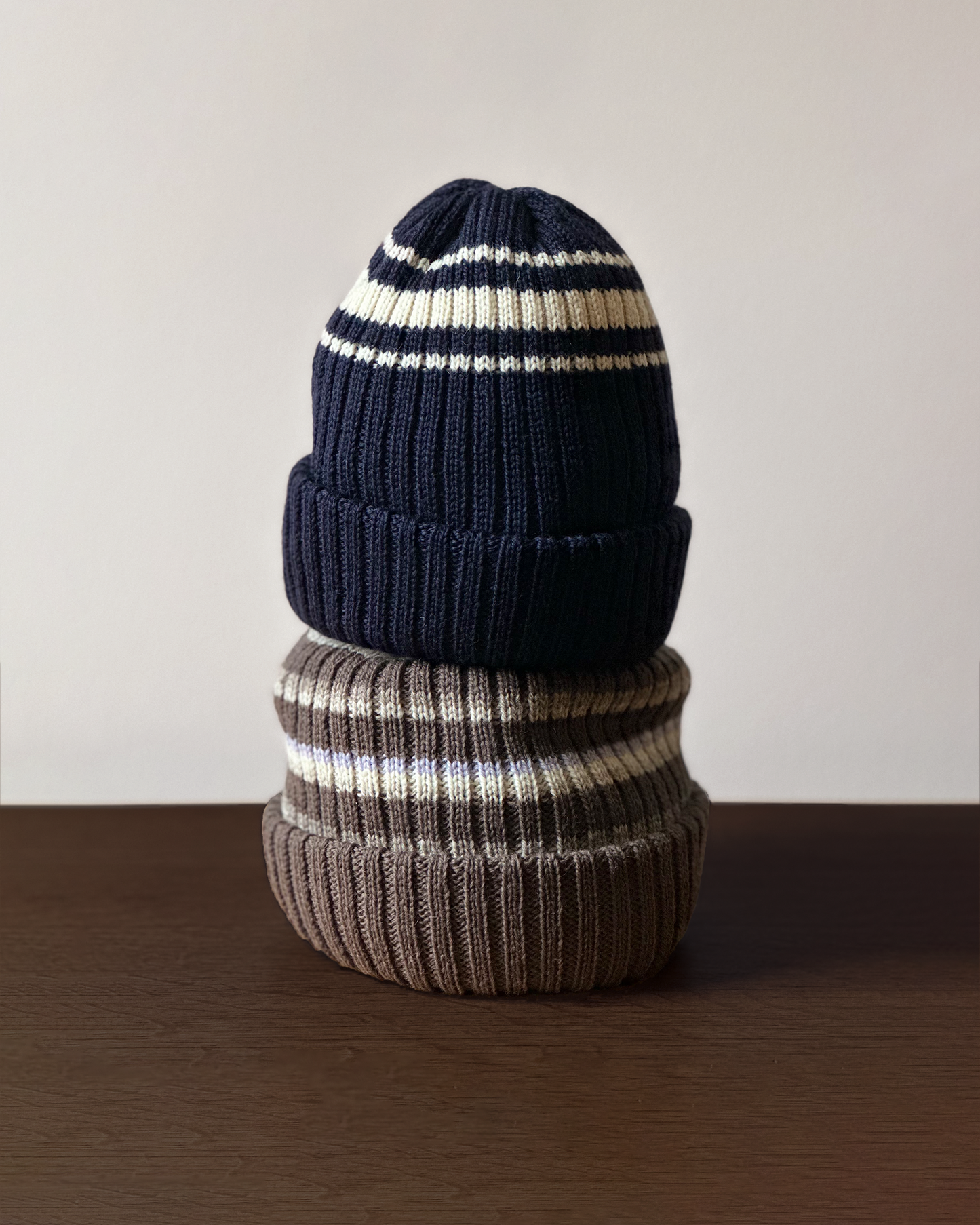 MERINO STRIPED RIBBED BEANIE: MOCHA